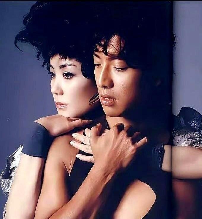 木村拓哉用二十多年把一场全民意难平活成了最稳的婚姻范本。当年‌《2046》里和王菲那些拉丝眼神、贴脸剧照一出，谁不觉得这得爱得昏天黑地，可人家转头就和工藤静香把日子过进了柴米油盐。54岁发《Checkpoint》，跑人生头一回海外巡演，台北场正好撞上11月13日生日，粉丝说这是青春还债，我倒觉得这是