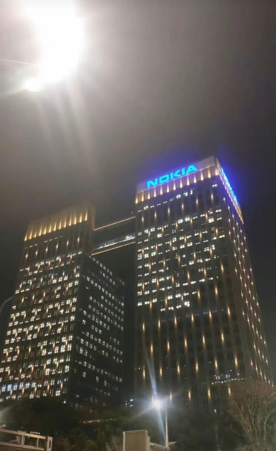 突发！曾经的神仙企业年底全面撤出！
一个不留，裁员高达1600人！
 
诺基亚三十年前就是最舒服的公司。朋友在那，十点打卡，下午有个下午茶，从来不加班。
 
朝十晚五，工作氛围轻松，一周五天只需到岗三天，剩余两天还可以选择居家办公。
 
这么舒服的公司，以后很难再遇见了！
 
历史性时刻，一个重 ​