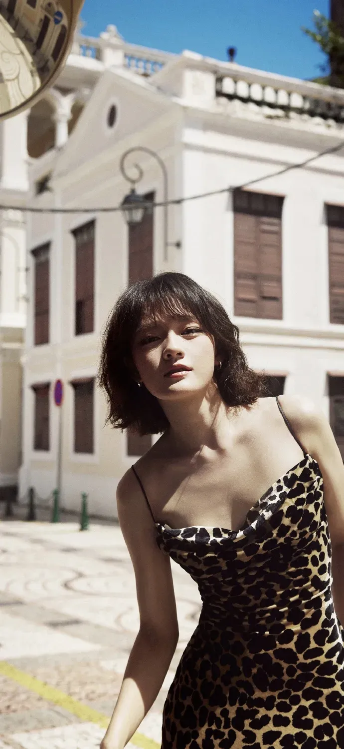 文琪高清美照分享｜阳光明媚的午后，穿着豹纹连衣裙的少女在街头漫步，散发...