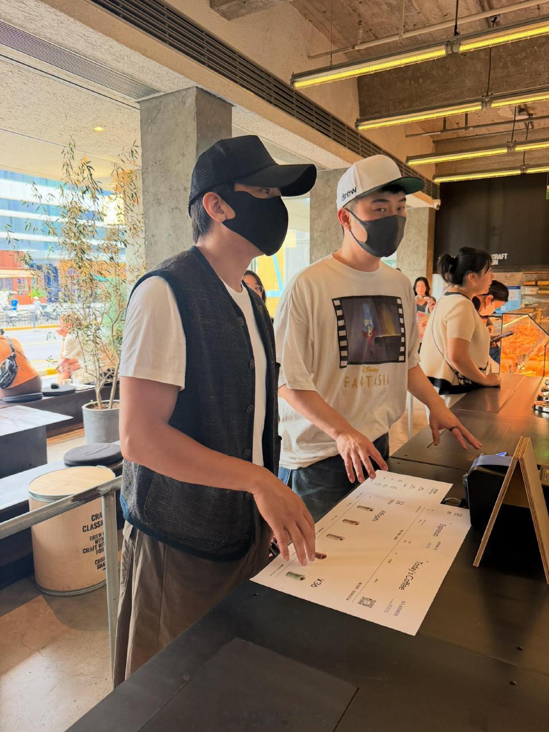 #咖啡店偶遇邓超陈赫#邓超陈赫偷偷来咖啡店买咖啡，休闲穿搭低调出行，被路人抓包现场。#偶遇邓超陈赫买咖啡# ​