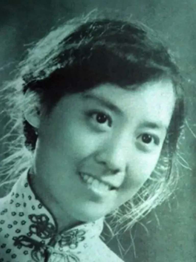 “钱和财产我不管，我只照顾李先生的起居！”1966年，27岁的胡友松嫁给了75岁