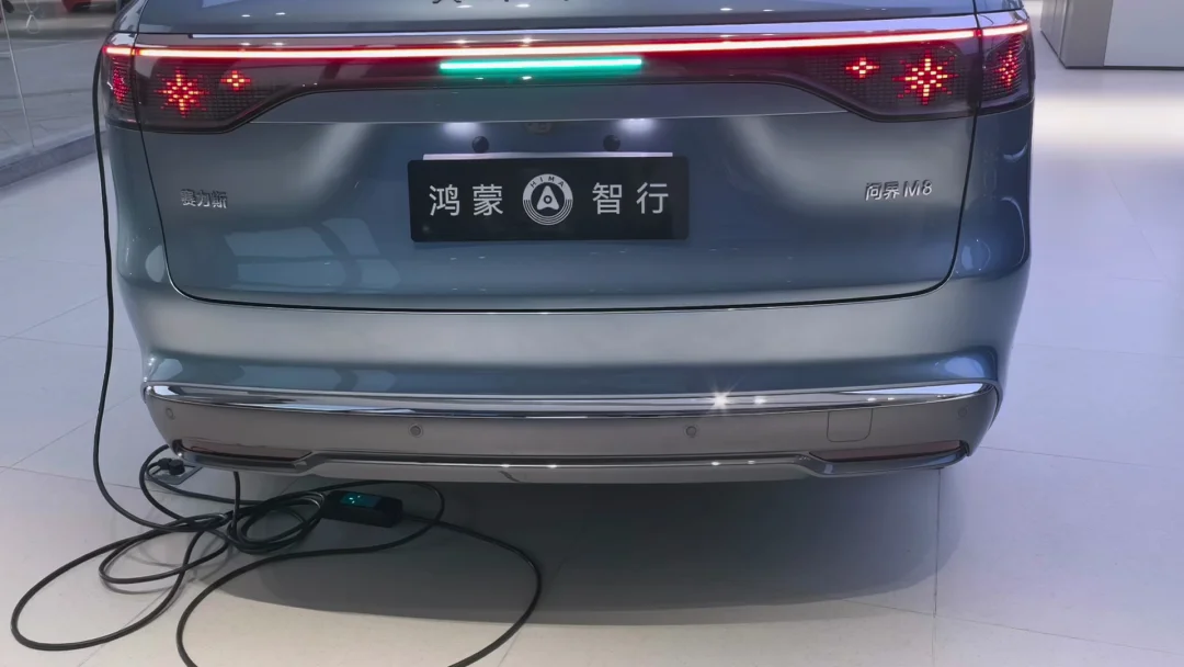 问界M8的后尾灯支持丰富灯语变化，不只是简单的照明警示。不同场景下灯光样式随之切换，辨识度拉满。灵动