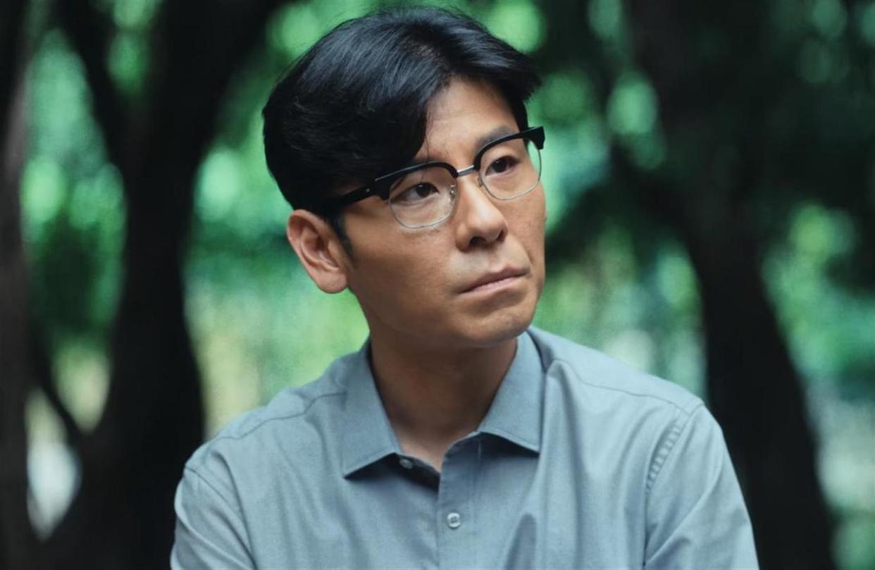 蒋奇明完整走红时间线：什么时候开始火的？
蒋奇明的走红不是一夜爆火，是分阶段、层层递进的。业内认可早于大众出圈，真正让他从无名演员变成国民度黑马、彻底“火出圈”的核心节点非常明确，整体可以分为三个关键阶段。
一、铺垫期（业内小火）：2022年，话剧圈封神
早在影视出圈之前，蒋奇明已经在话剧圈站稳脚跟