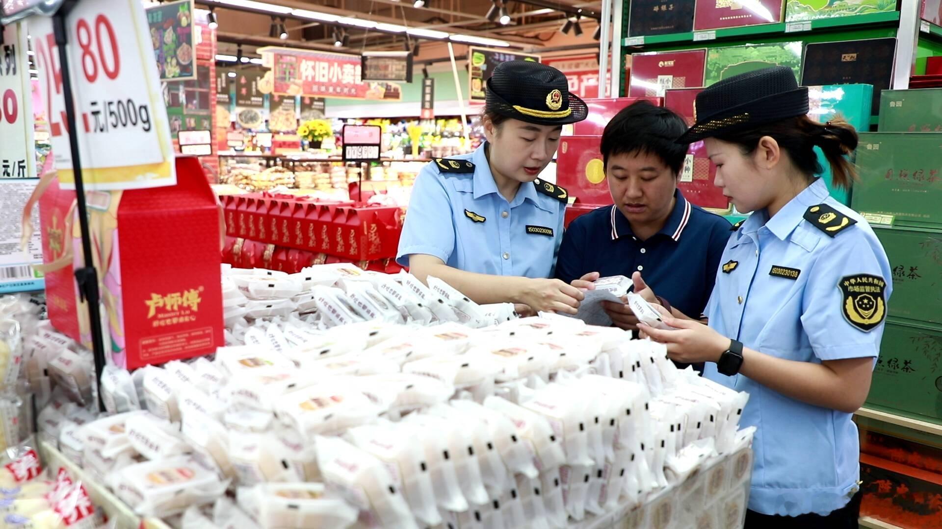 【守护中秋“团圆味”！张店区市场监管局开展月饼市场监督检查】中秋临近，月饼进入销售旺季。为规范市场经营秩序，防范食品安全风险、整治过度包装和价格乱象，切实保障群众节日消费安全，连日来，张店区市场监管局开展中秋月饼监督检查行动，全力守护市民“舌尖上的安心”。

在张店区各大商超、烘焙 ​