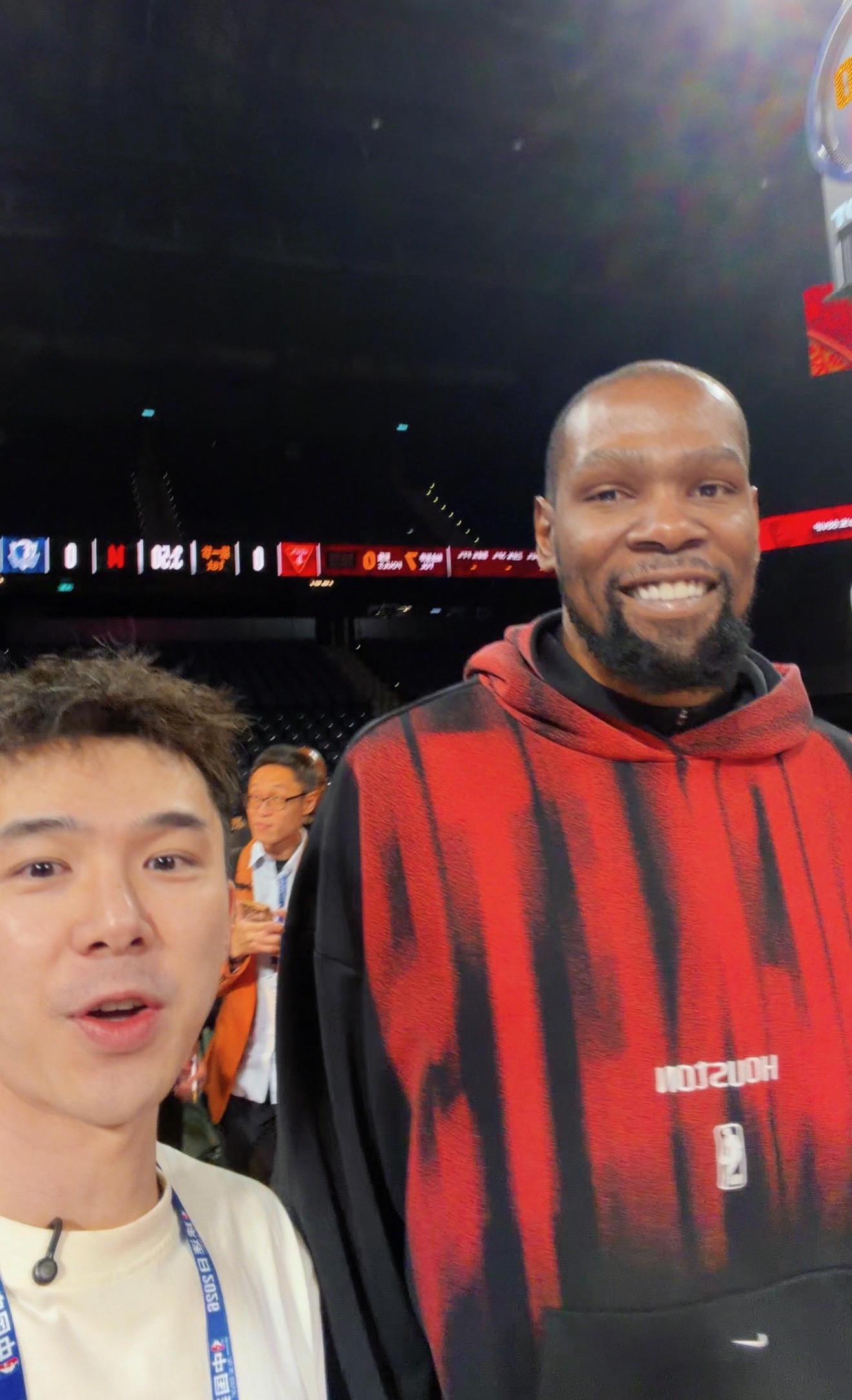 老麦这次要甘拜下风了杜兰特 杜兰特欧文现身NBA中国赛训练