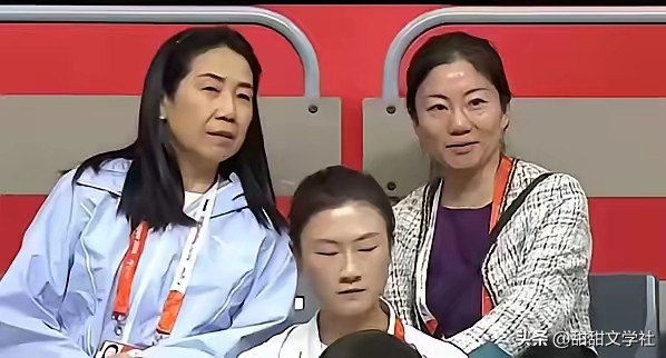 既生瑜，何生亮。因为太低调容易被忘记。昨天中日女乒团体决赛，镜头几次对准嘉宾观众席，我看到了丁宁和乔红。然而，解说高菡说看到了大满贯丁宁，却没提乔红。乔红当年名气那么大，有邓亚萍就有乔红，解说的镜头扫过几次了没提过她，太遗憾。邓亚萍乔红是国乒的天之娇女，作为乒乓球专业解说员，高菡居然形同陌生人，很显