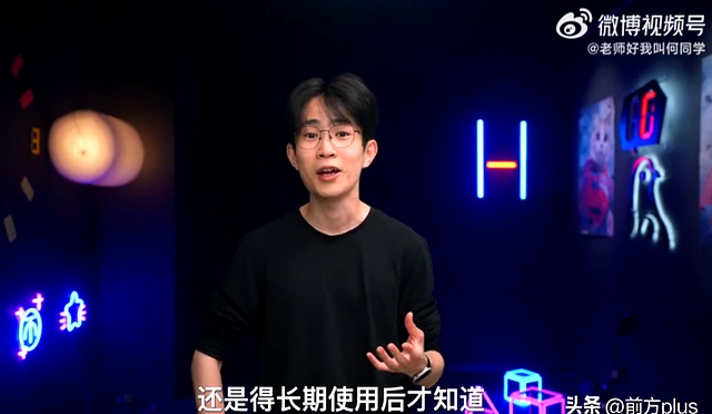 10月22日，话题“iPhone Duo微信不适配”冲上热搜第一。
 

21日，自媒体“影视飓风”在iPhone Duo测评视频里做软件测试时，发现微信、QQ压根没完成适配，两边留着巨大的黑边，瞬间引发全网热议。
 

花一万六起步、顶配甚至飙到两万六千多买个新鲜玩意儿，结果连每天都要回的微信都只