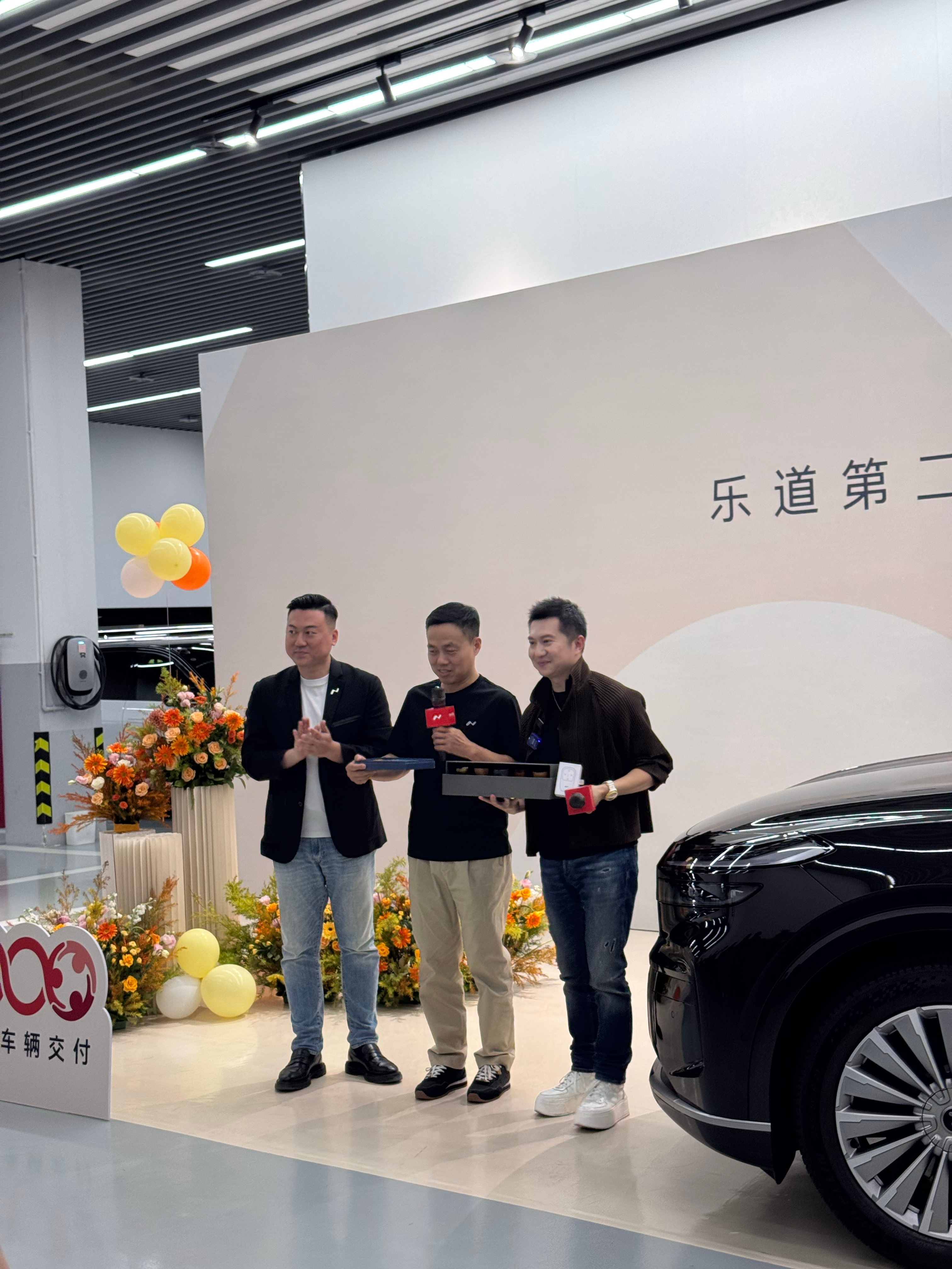 两年前的9月28日，我卖掉Model Y，在这里提了自己的乐道L60，也是我第一次真正感受到国产电车的进步。

智能化、空间、质感都很棒，尤其是换电，速度和油车一样快，换电站遍布高速服务区，只要换过一次就再也停不下来。

昨天重回北京亦庄交付中心，见证乐道第20万台车交付，太感慨了。

在纯电品牌里 ​
