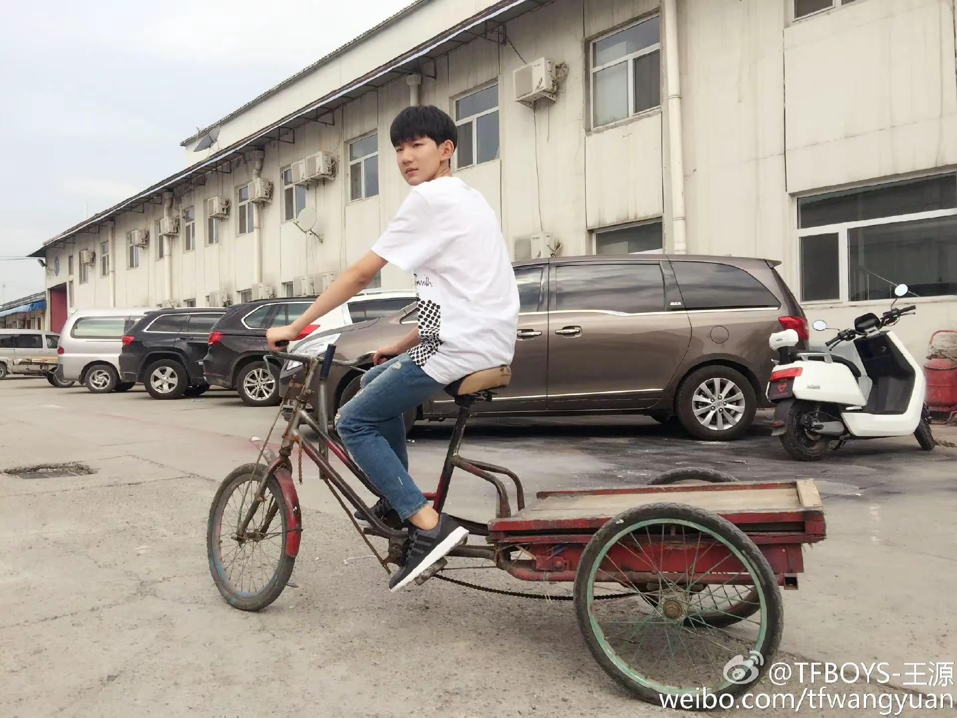 这个……你真是源总吗？😱😱😱#王源#王源骑三轮车