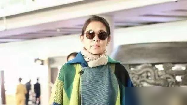 倪萍在《乘风2026》直播里被骂上了热搜，她干的事，把规则全搅了。阚清子情绪崩了要重唱，她插嘴，10票拆成两份投，她还觉得挺公平，最狠的是淘汰环节，她直接喊停，让节目组把首轮淘汰改成全员晋级。
观众不干了，说这是比赛，不是你家客厅。
第二天直播，倪萍对着镜头连说三遍我错了，原话撂那儿了：今天保证