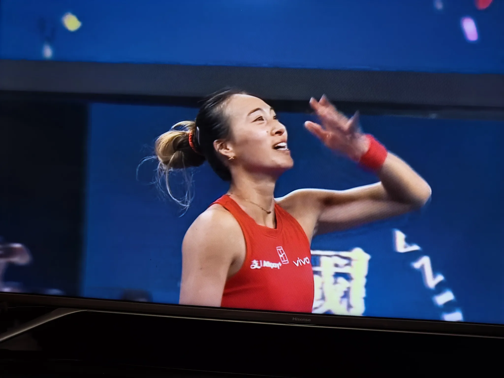 郑钦文在中网半决赛2：0战胜梅尔滕斯，晋级决赛，郑钦文创造了自己的中网记录，也创造了中国球员的中网记录。恭喜郑钦文，郑钦文在接受采访时说“最好的自己不是过去的自己，而是现在和未来的自己”，郑钦文是励志的，是最受中国球迷欢迎的。郑钦文 中网半决赛