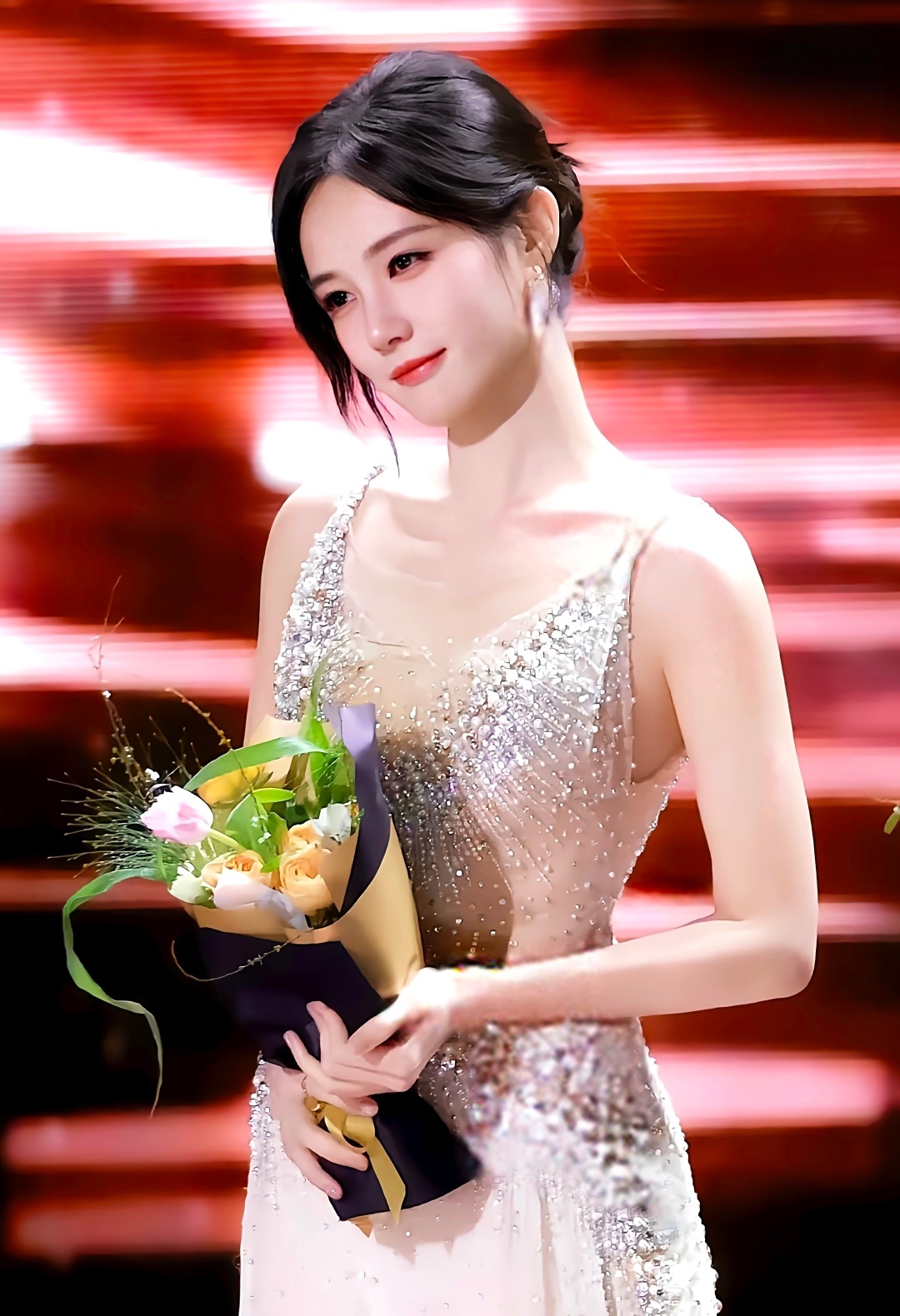 李一桐自曝被骗金额达六七位数
李一桐在采访里自曝曾经被骗，金额高达六七位数。
当初出于信任借钱给对方，对方承诺隔天就还，结果没有兑现。这件事她当时已经报警处理。
除了钱财受损，她也坦言感情上也曾被欺骗。
经历过后，李一桐说，这辈子不会再借钱给别人，还提醒大家，别轻易因为人情借出大额钱 ​