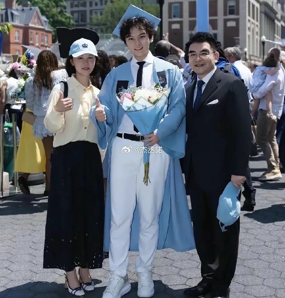 陈光标与夫人张婷在美国哥伦比亚大学，出席小儿子陈环保的毕业典礼，读的金融经济 ​