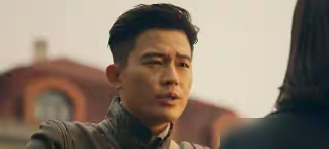 你刷到的《醒来》赵前牺牲半只鞋名场，是假的！
导演赵宝刚早前透底，赵前这个角色原本专门给冯绍峰留的。结果冯绍峰读完剧本，看上了反派杜黄桥，主动要求换角，最后才轮到倪寒尽。
翻遍全片所有剧情和幕后资料，根本找不到半只烧焦旧鞋这个道具。是网友把别的剧的桥段串到这儿了。
赵前真实的牺牲戏，是大结局前