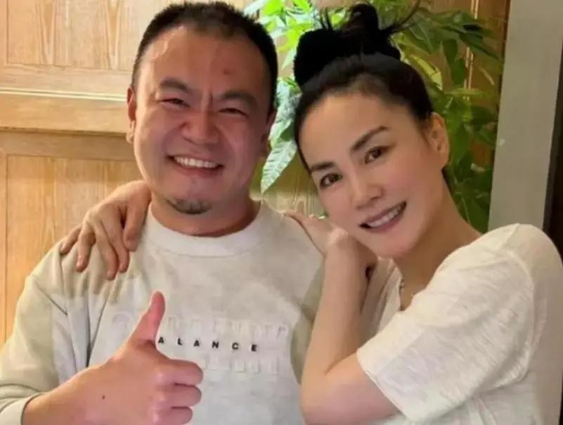 王菲音乐节风波沉默一个月，前夫李亚鹏突然开口：俩闺女从没进过我直播间，做短视频三年一个明星朋友都没请过
阿那亚虾米音乐节那晚，Ryan先搂了邻座陌生女士，对方挪座走人；转头又对陈粒动手，陈粒当场推开并竖中指
王菲就坐在旁边，全程没吭声，最后只催着走人
Ryan事后道歉说“再熟也不能越界”，陈粒也发了