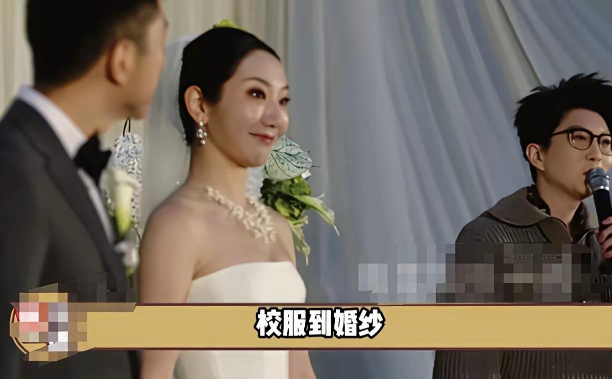 毛不易去参加个同学生日或者婚礼，也能被网上这帮“显微镜网友”扒出八百个心眼子来。
人家站在台上，大大方方回忆了当年同窗那点交情，说了几句掏心窝子的祝福，转头就被人切片发到网上升堂审判。
有人硬要放大镜看新郎的嘴角，说人家尴尬了、强颜欢笑了；还有人逐字逐句分析毛不易哪句话语气不对，硬生生脑补出一出