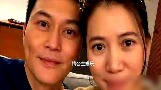 袁咏仪55岁生日，全素颜怼脸拍，黑眼圈、嘴皮干巴巴全露出来了，她一点没遮。
结果评论区没一个嘲的，全在夸。
为啥？
她20岁的儿子魔童，亲自去挑了一束花，她捧着拍照，配文甜得不行，说这是今年最漂亮的一束。
好友更绝，送了个爱马仕橙盒子造型的蛋糕，上面搁着小手袋和小白马，精准踩中她过去买包狂魔
