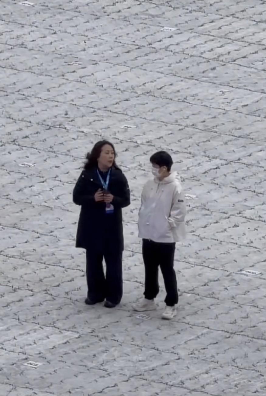 国乒大部队今天下午刚动身奔赴亚锦赛，孙颖莎和梁靖崑却出现在了河北唐山！
 
今晚8点，河北省第十七届省运会开幕式就要拉开帷幕，河北卫视的收视率怕是要直接拉满。
 
自打中国大满贯赛收官，孙颖莎就一直待在北京调整，球迷们快把眼睛望穿了也没见着人。这回突然空降唐山，直接把大家的期待值给点燃了。
 
连开