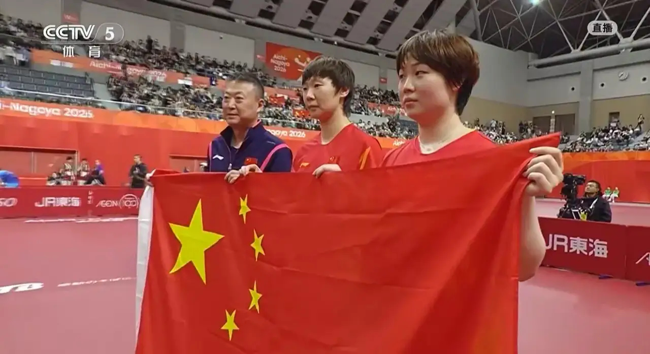 张本智和场边观赛自取其辱，亲眼目睹妹妹双打在决赛中被打11-0，王曼昱和蒯曼没有让分，张本智和就在场边观赛。

9月28号晚上，名古屋亚运会乒乓球女双决赛。张本智和的妹妹张本美和搭档早田希娜上场，对面站着王曼昱和蒯曼。

第一局结束，比分牌上的数字让人不敢相信——11比0。张本美和一分没得，早 ​
