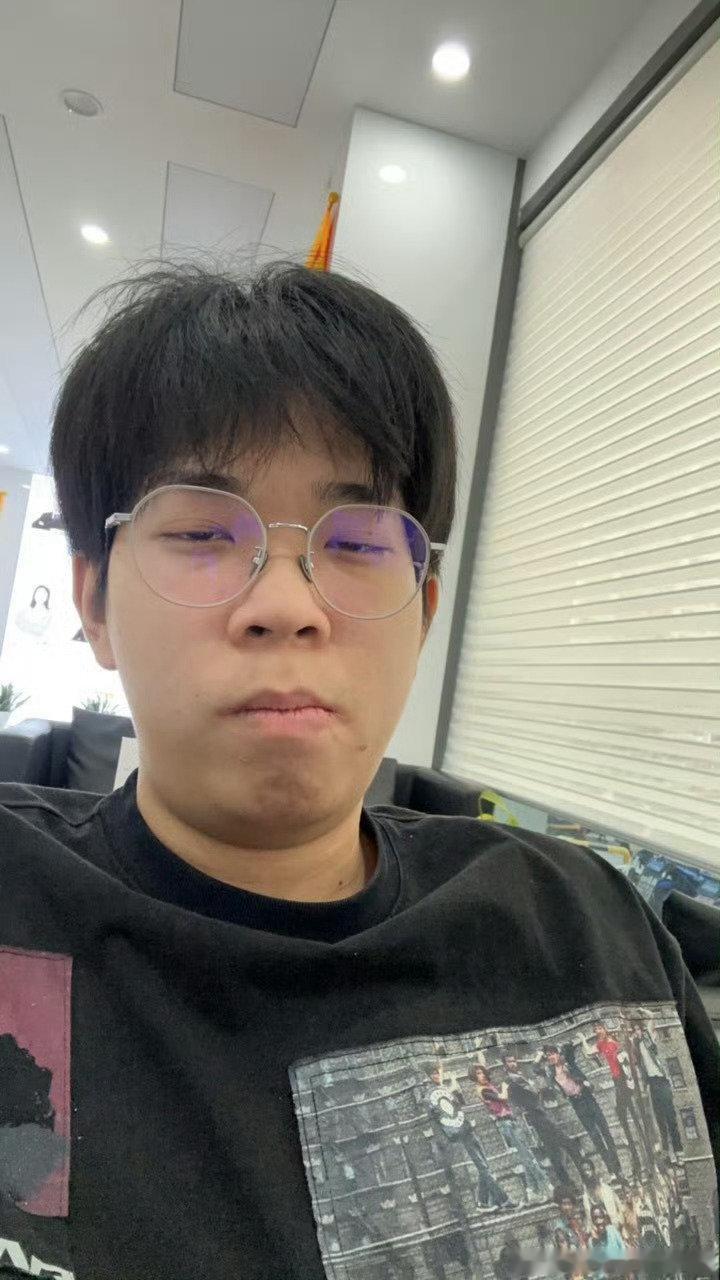 他是不是双相了，也没有那么针对TheShy呀！之前经常低气压不说话，现在一直躁狂啥都敢说，可能自己觉得自己没病吧，之前就感觉有点玉玉[吃瓜]

#Sask谈Wayward二路##Wayward经纪公司宣布处罚# ​