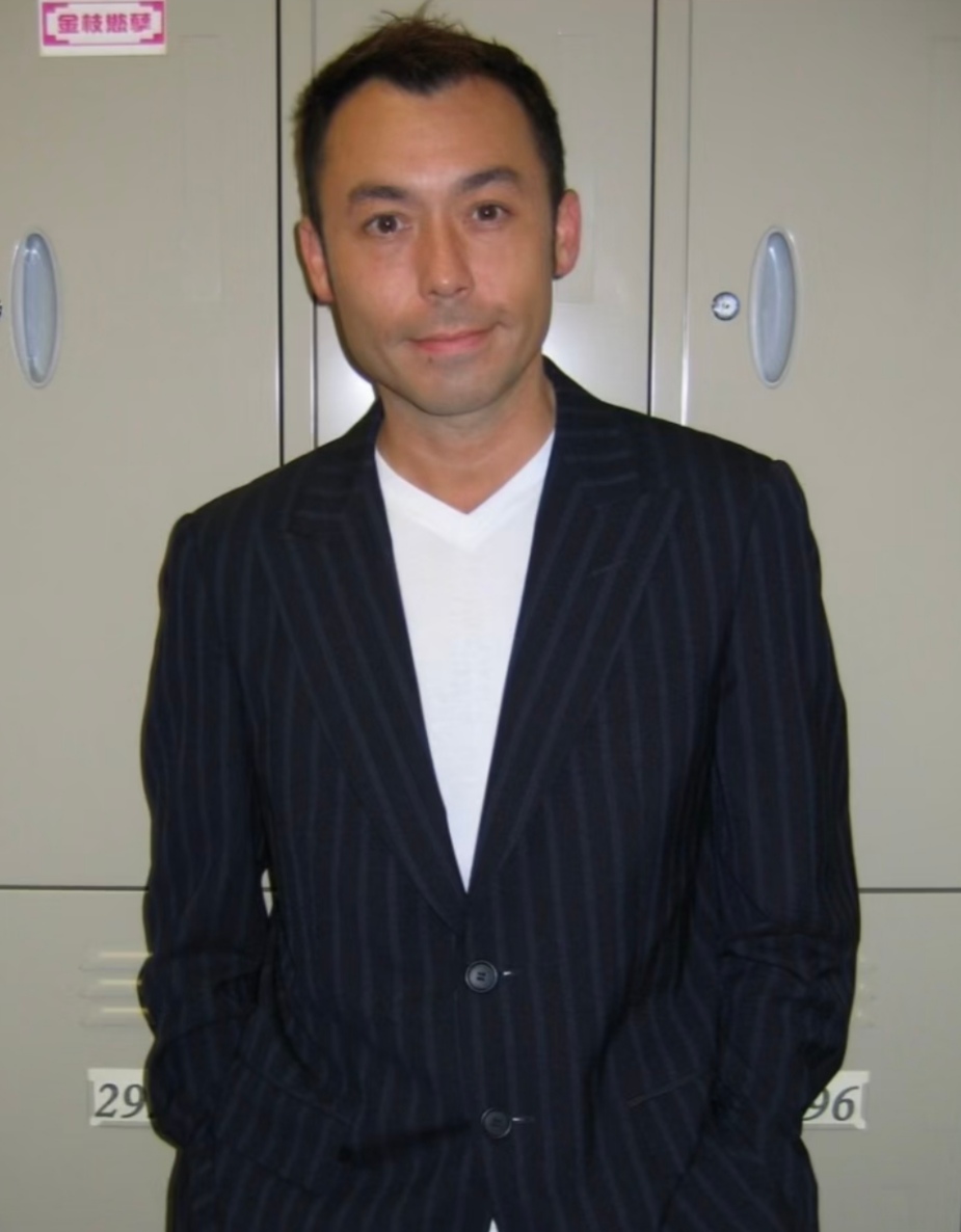 演员雷宇扬去世了，查了一下才知道，和所有明星不同，他的晚年生活居然是这么过来的！
 
他的晚年生活分为两个阶段，没生病之前和生病之后。
 
没生病之前，他做餐饮生意，开餐馆，还做影视投资，偶尔接幕后监制工作，不过很少台前露面。
 
一个演了七十多部鬼片的“鬼王”，后半辈子最大的角色是广州一个开餐馆的
