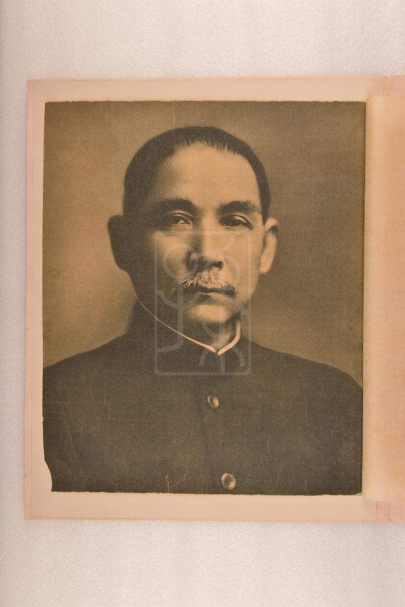 他被尊为“国父”，一生屡败屡战，用一场革命撕开旧时代的枷锁
 
很多人都知道孙中山，但常常只记住课本里那个庄重的名字，却不太了解这背后，是一场又一场近乎赌上性命的冒险。
 
孙中山，名文，字逸仙，大家更熟悉他的另一个称呼——孙逸仙。一百多年前，正是这个人，带着一群心怀理想的革命者，奋力敲响了清王朝的