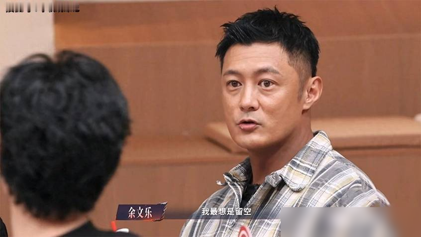 余文乐这回是真把观众惹毛了。
二公到三公，全程一副我只唱不跳的架势。组队环节被张彬彬强行拉进队，结果全队风格跟着他走，阿云嘎硬生生又放弃了一次唱跳，只能站桩唱演。
最绝的是，节目组、队友、他本人，到现在一个字都没回应。沉默得理直气壮。
前几季大湾区哥哥什么状态？五十多岁照样练舞练到凌晨。观众不