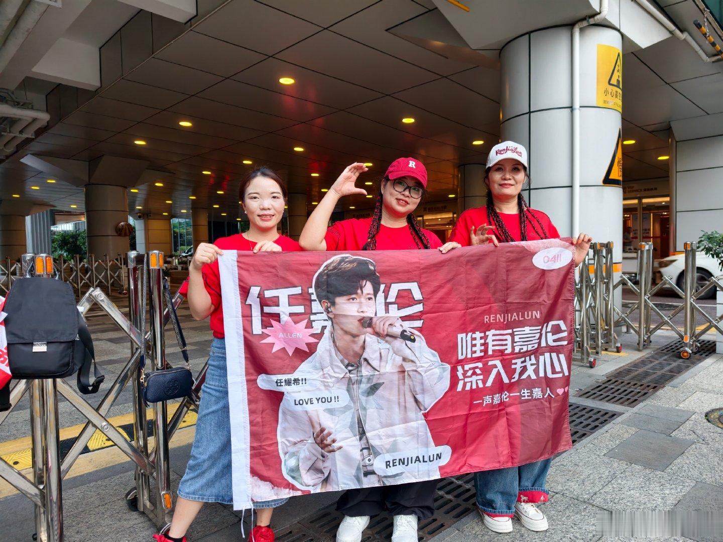 #任嘉伦[超话]#超哥，今天广东版的爱情鸟你，笑了吗 ​