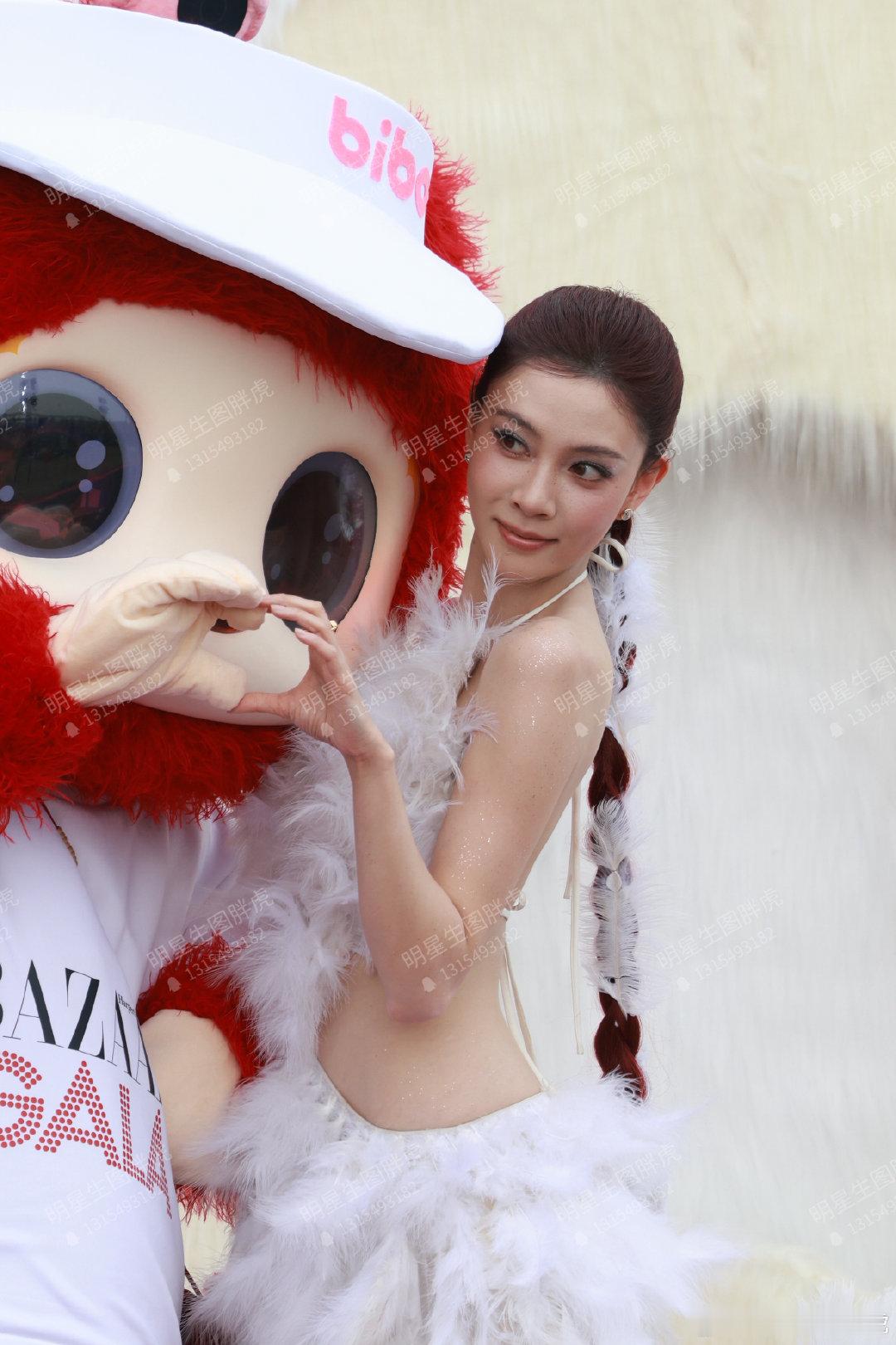 宋妍霏芭莎超级玩家红毯好美！！！ ​