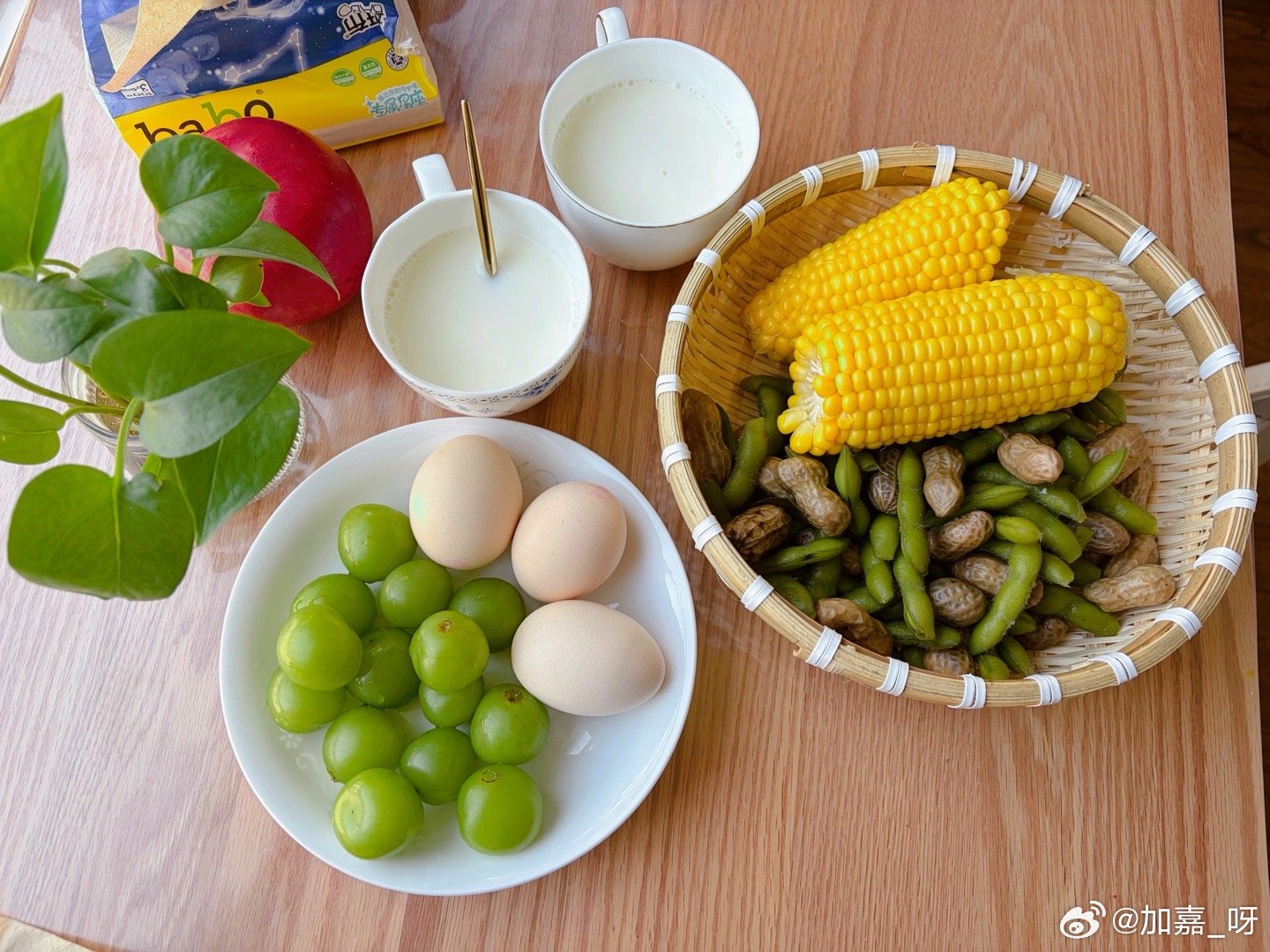 周末还是6点按时醒，生物钟能不能智能一点[哈哈]
早餐：煮玉米，花毛，牛奶，鸡蛋，
花生毛豆是昨晚煮好泡了一晚上，

#工人因赊1碗面后连续吃121天#双向奔赴的温情 ​