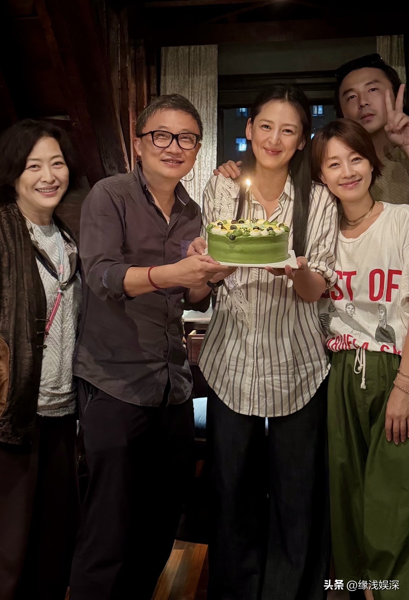 《我的前半生》剧组重聚！合照曝光马伊琍又美又飒，雷佳音发福了，许睇私下里好年轻。

10月20日，《我的前半生》制片人黄澜在社交平台发文，为了庆祝该剧播出十周年，几位主角小聚，还买了蛋糕，上面写着“念念过去，抱抱未来”。

照片中的马伊琍依旧留着招牌短发，看起来又美又飒，松弛感十足，在《我的前半生》