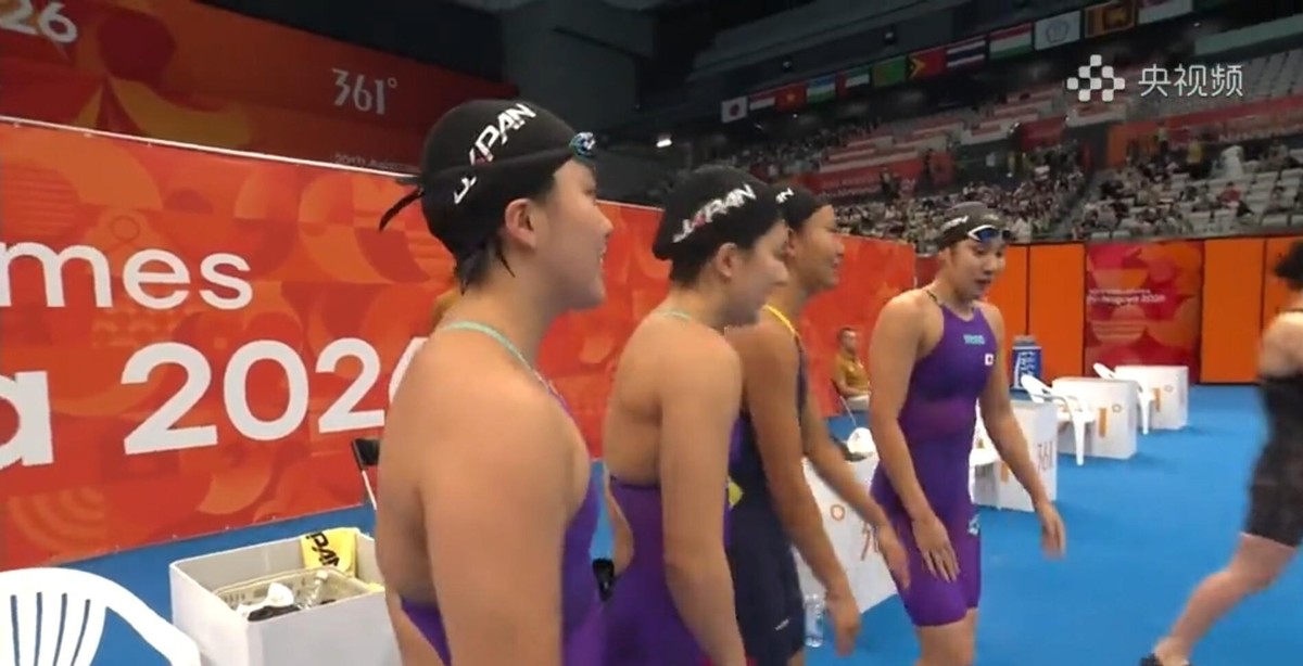 3分33秒10，中国队昨晚在亚运女子4×100米自由泳接力决赛夺冠，还破了赛会纪录。日本队3分39秒09拿到铜牌，银牌是中国香港队的。
有意思的是，当天上午预赛，中国队派二线阵容游出3分37秒左右，日本队当时可能觉得差距还能追。结果晚上主力一上，直接快了近4秒。
说实话，这种“上午让你看到希望，晚上
