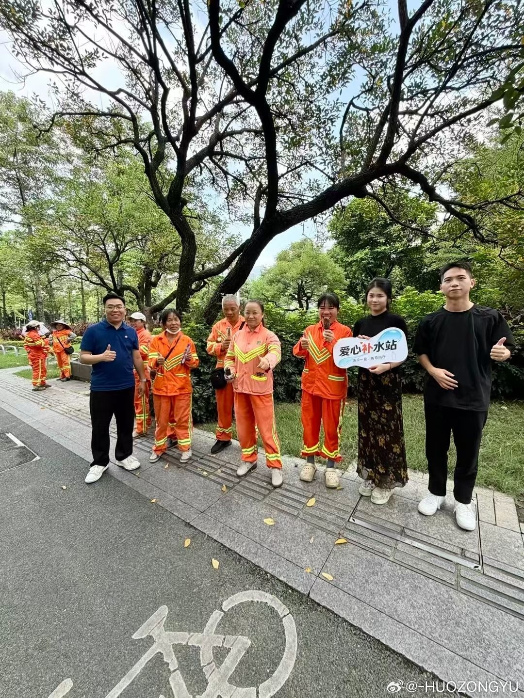 🔥酷暑送清凉｜佛山小米车行公益行动✨
佛山最近开启高温烘烤模式🥵
当我们躲进空调房避暑的时候
街头总有一抹亮眼的橙色，坚守烈日之下
环卫工人日复一日穿行在禅城的大街小巷
用汗水换来了城市整洁干净的面貌，令人动容。

💛公益缘起｜一份爱心倡议
8 月 10 日，**佛山小米车行**率先发出夏日 ​