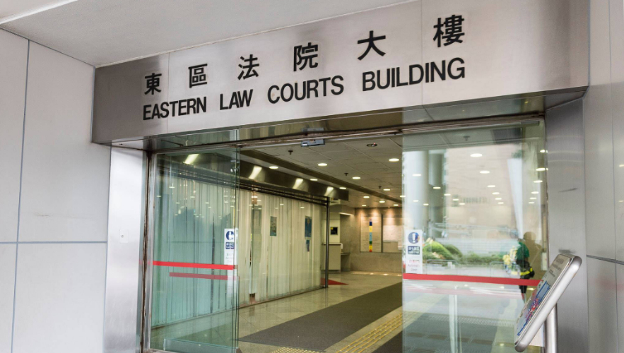 【港大副教授涉收贿220万元 被控11罪】香港大学教育学院45岁副教授黄家伟，涉嫌收受服务供应商约220万港元现金贿款，向其批出7份中小学IT教育项目订单，总值逾1000万港元。涉案供应商负责人及其妻子、侄儿则被指诈骗港大服务费，4人早前同被廉政公署落案起诉欺诈等共11罪，案件今日(24日)在东区裁判法 ​