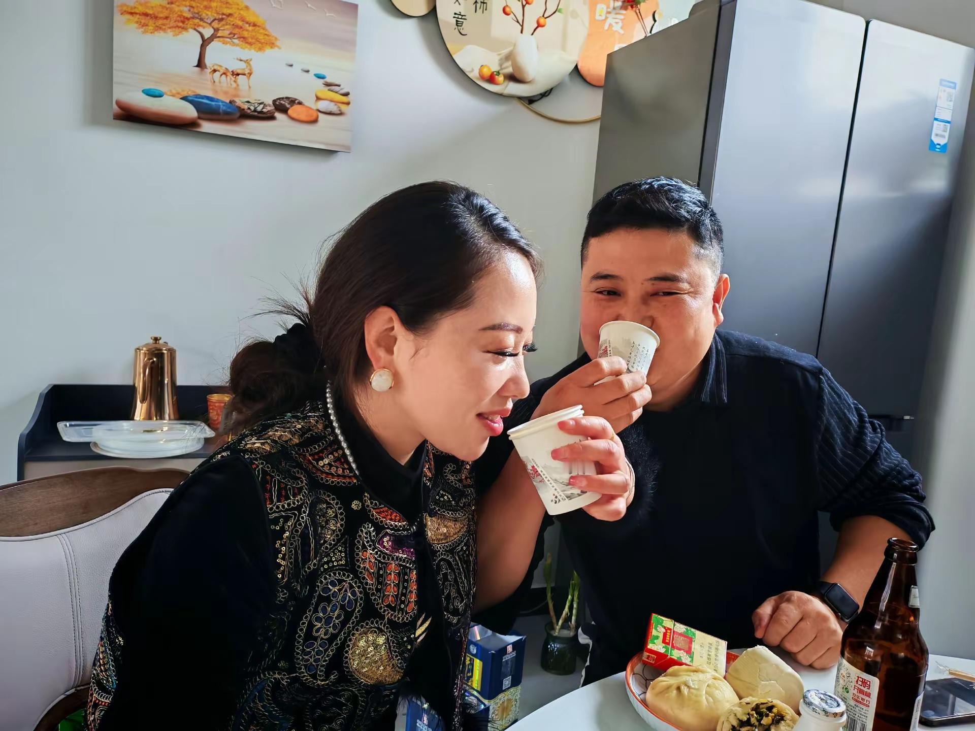 两对小夫妻，深情交杯，愿你们夫妻恩爱，越来越好