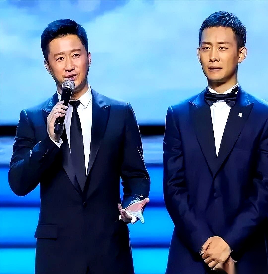 据新浪娱乐早前报道，吴京和张译这两个百亿票房男主，在片场谈钱的方式，比菜市场砍价还要生猛。
当时吴京攥着卷成筒的剧本，扭头盯着张译直接交了底：“兄弟，我请你拍戏，片酬要多少？”
张译眼皮都没抬，默默竖起了一根食指。
吴京手里的剧本顿在半空，眼睛瞬间瞪圆，脱口而出：“1个亿？我可请不起！”
周围搬轨道