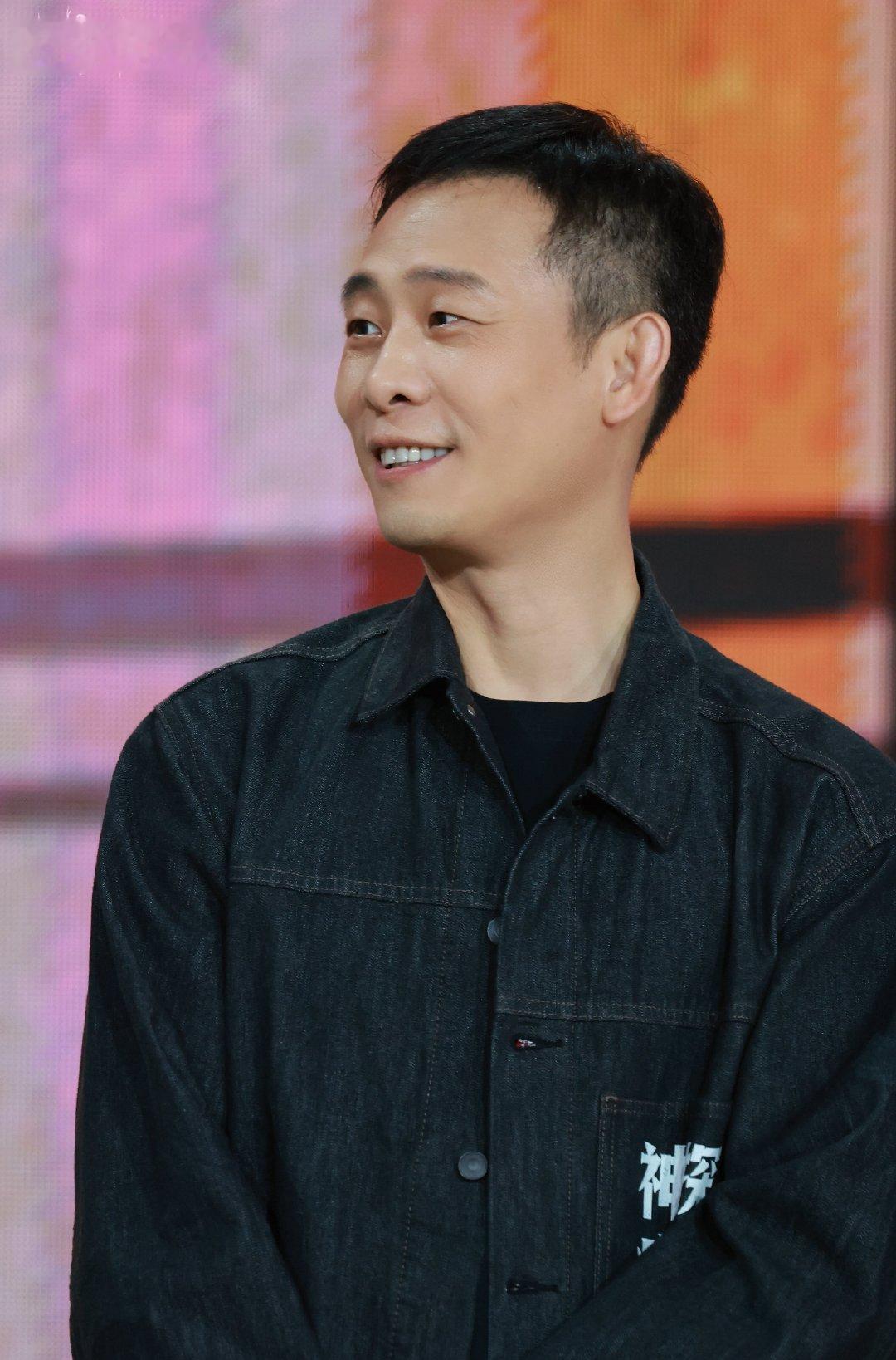 #张译[超话]#  笑得太可爱了咪的天！ ​