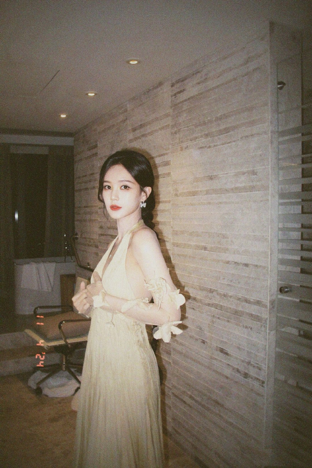 李一桐落日黄昏明黄柔纱写真，氛围感拉满～都市剧《美人余》今天腾讯开播、明天起东方卫视黄金档上星，开局就被丈夫算计离婚，绝地反击看着很带感！#李一桐[超话]##李一桐美人余开局就离婚# ​