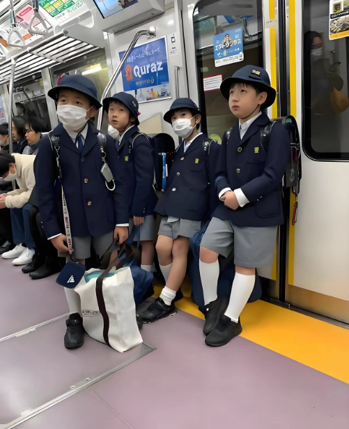 日本人越长越矮了！有不少人发现，如今日本人的后代一代不如一代，更是主要体现在身高方面。

这话不是随口的刻板印象，2024年巴黎奥运会男篮赛场上，日本球员富坚勇树和法国选手文班亚马同框的画面，把这种差距直观地拉到了所有人眼前。

57厘米的身高差刷新了奥运男篮对位的纪录，也让不少人重新好奇，现在的日