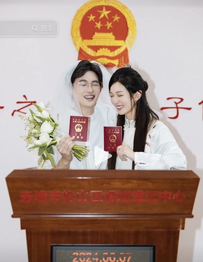 千万粉丝博主张凯毅，对外公布自己已经和艺术家丈夫张煜东离婚，孩子的抚养权归她本人所有，算上之前的离婚冷静期，这件事情已经过去差不多三个月。
 
回顾两个人一路走来的婚姻过程，当初属于典型的闪婚。二人恋情公开之后，男方拿出自己亲手制作的四斤重黄金凤冠完成求婚，当时这件事在网上引起很大热度。没过多久两个