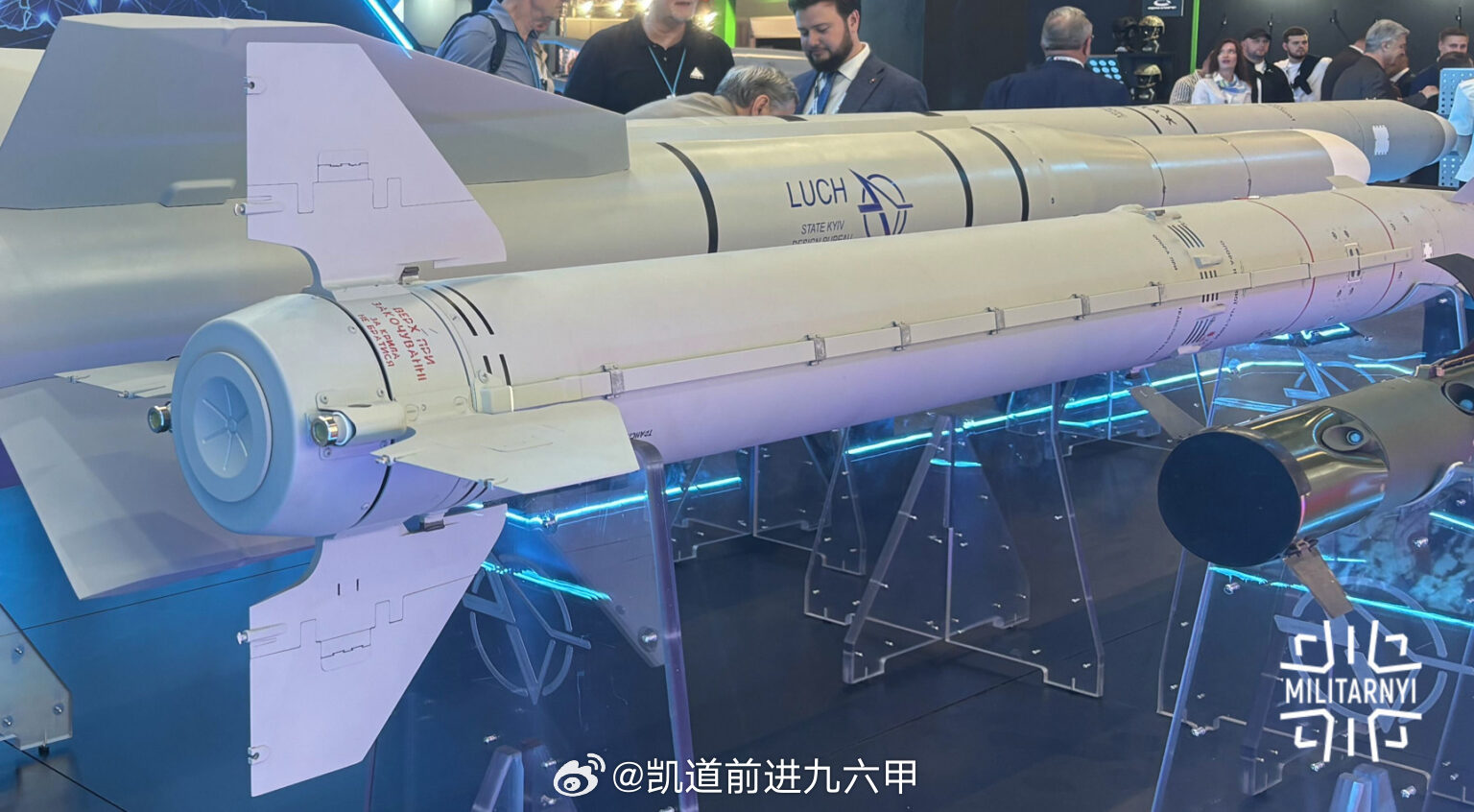 #俄乌局势# 乌克兰正试图重新发明苏制“黄蜂”野战防空导弹系统的配套导弹，新导弹被命名为RK-19（图2-图4）。乌克兰军方报道称，“黄蜂”在2022-2023年间表现出色，但因库存导弹枯竭逐步淡出战场。

该导弹采用与原配9M33系列相同的无线电指令制导系统，最大射程10公里，射高5公里，弹头质量为14.3公 ​