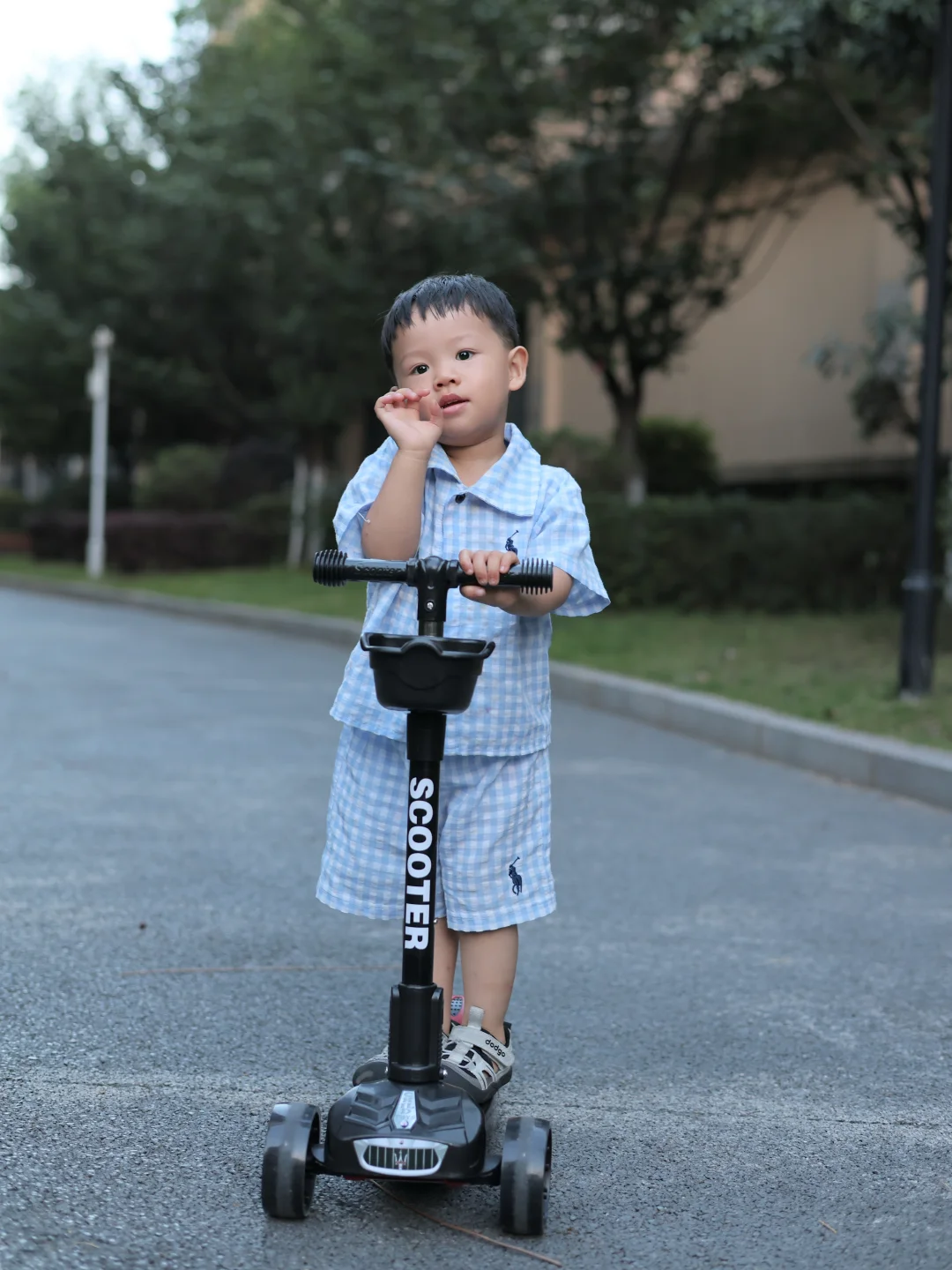 人类幼崽的滑板车初体验