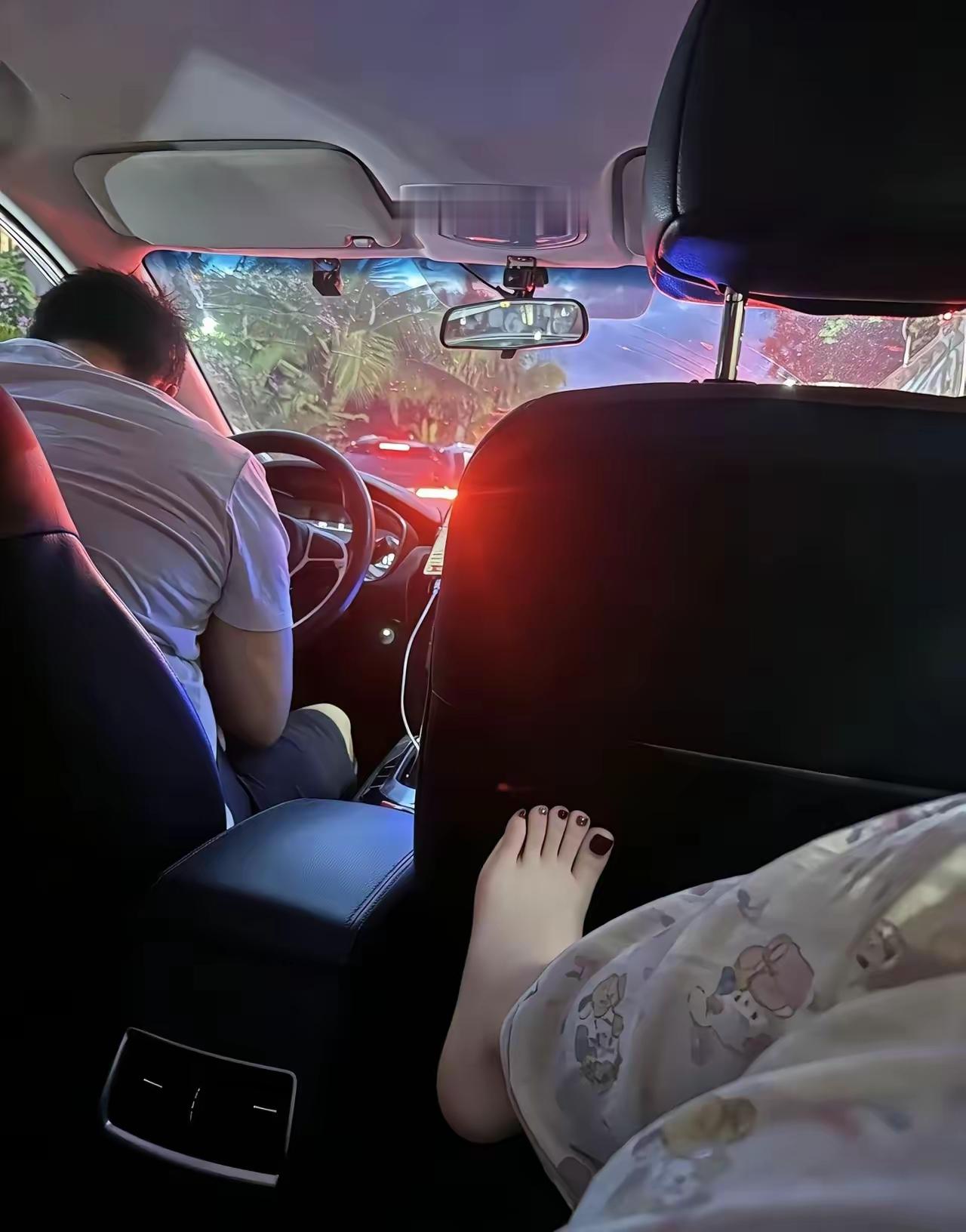 不文明的行为，就算不是公共场合也要保持礼节