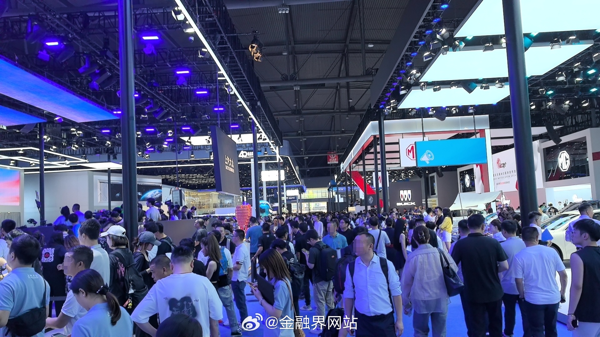 【成都车展开幕在即 超20个品牌缺席：车企重算参展“经济账”】 第二十九届成都国际车展将于8月21日开幕，展览面积22万平方米，预计展出车辆约1600台。本届车展有宾利、保时捷、特斯拉等超20个品牌缺席，比亚迪、奇瑞等自主集团继续以包馆形式参展。缺席背后与2026年上半年国内车市内需疲弱、合资及外 ​