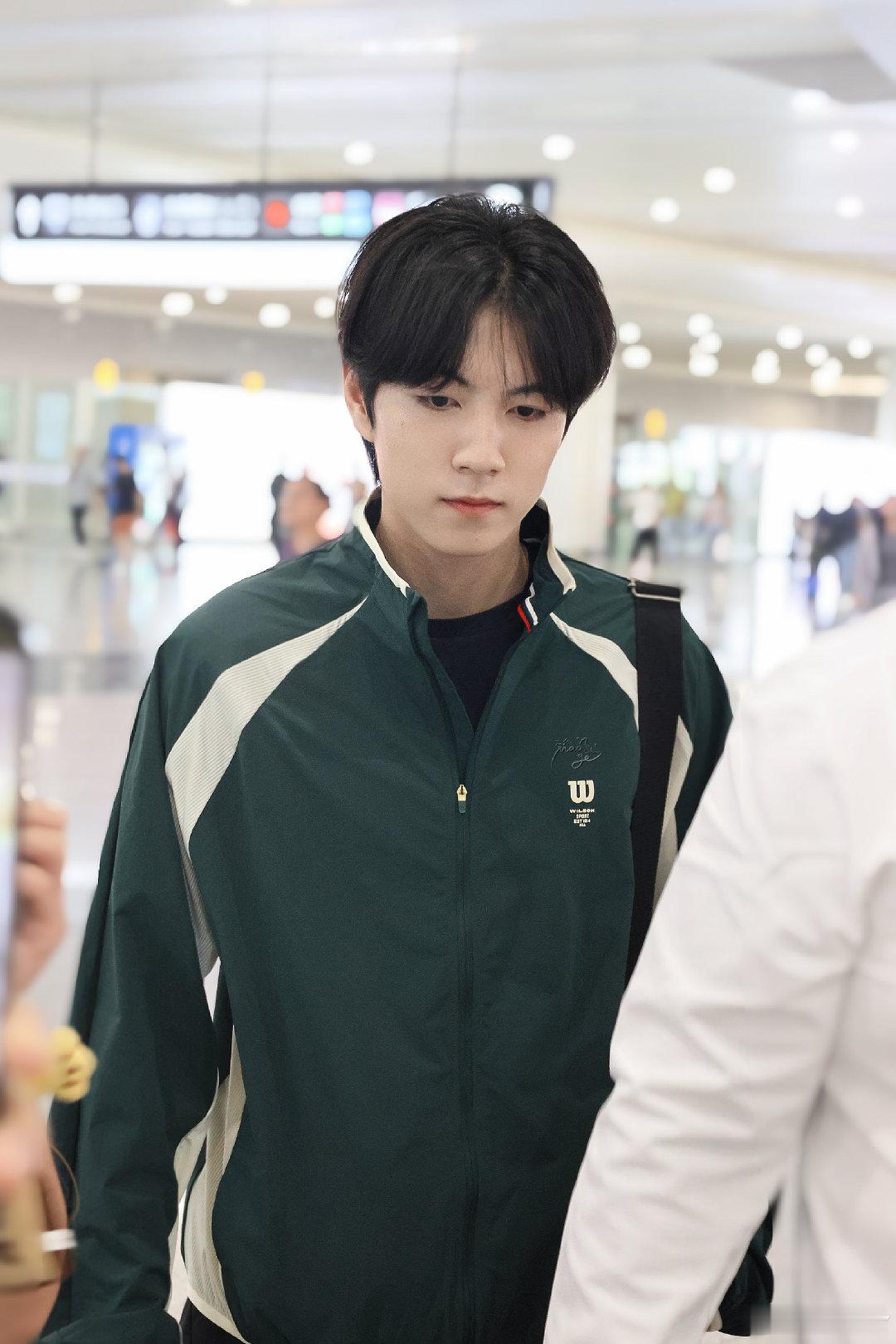 #赵一博[超话]#  💗 #赵一博一帆风顺志博云天# 
赵一博杭州到达🚄
今天是没戴口罩的小赵宝宝，超级漂亮好吧，笑了一路还嘲笑我们体力不好 ​
