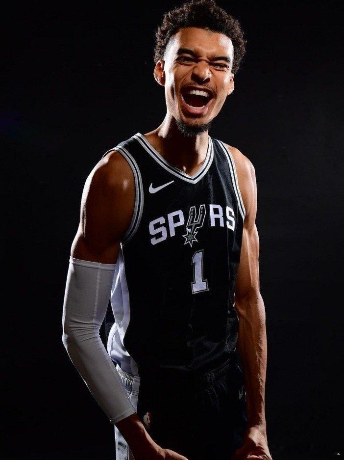 NBA今夏最有格局的续约诞生！马刺本可以为文班亚马开出3.03亿超级顶...