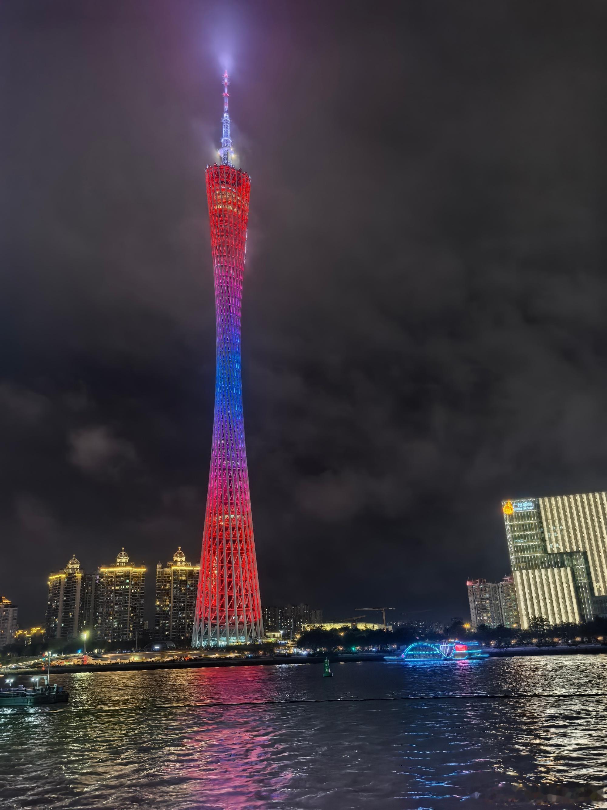 星河落珠江高塔揽晚风属于珠江边的限定版浪漫  上次来这里还是二十六年前...