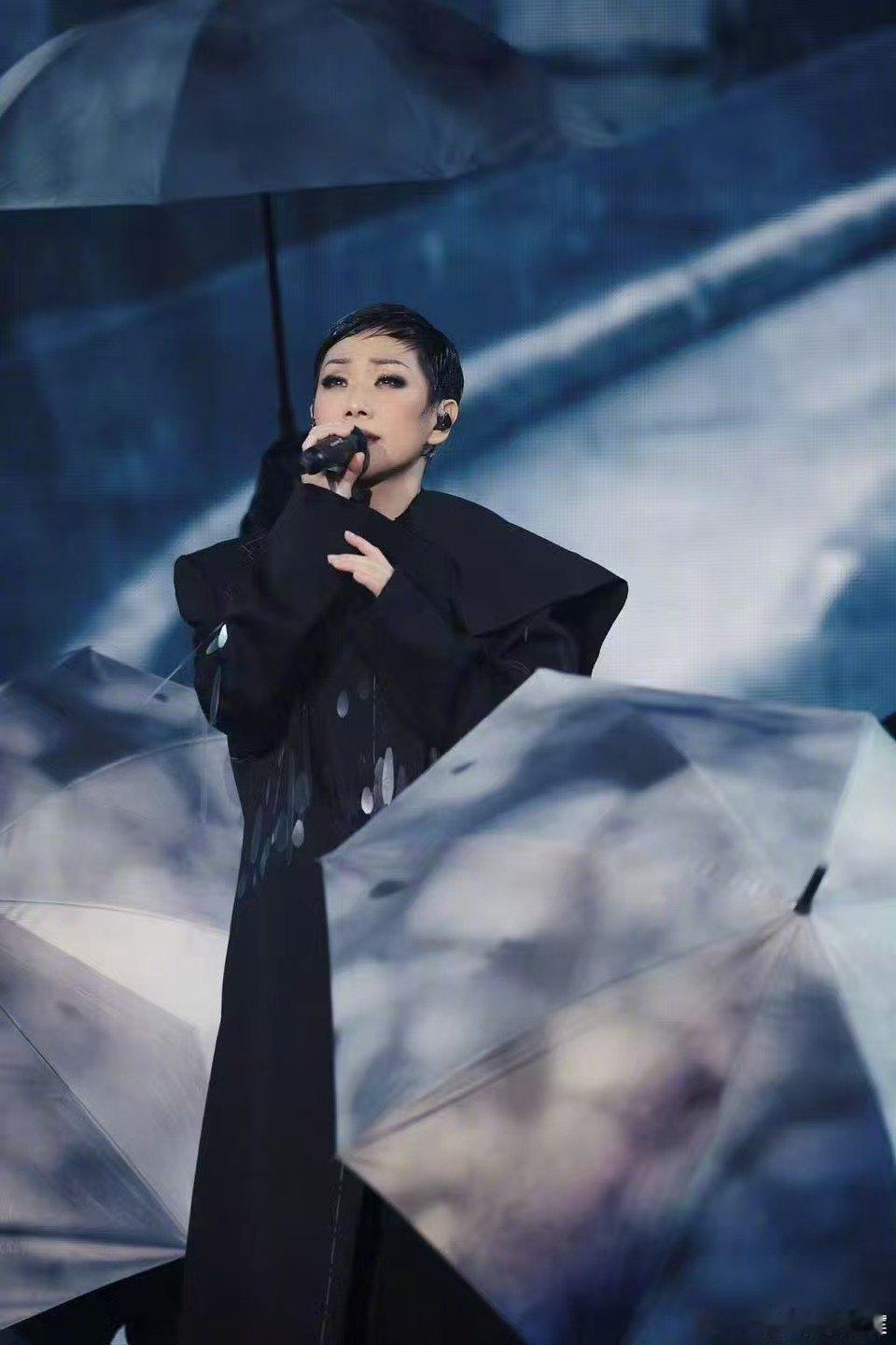 #林忆莲上海售罄加场##为什么几代人都爱听林忆莲# 演唱会秒罄再加场就是最好证明，跨年龄粉丝扎堆，封神唱功搭配细腻审美，歌声藏着无数人的青春回忆。 ​