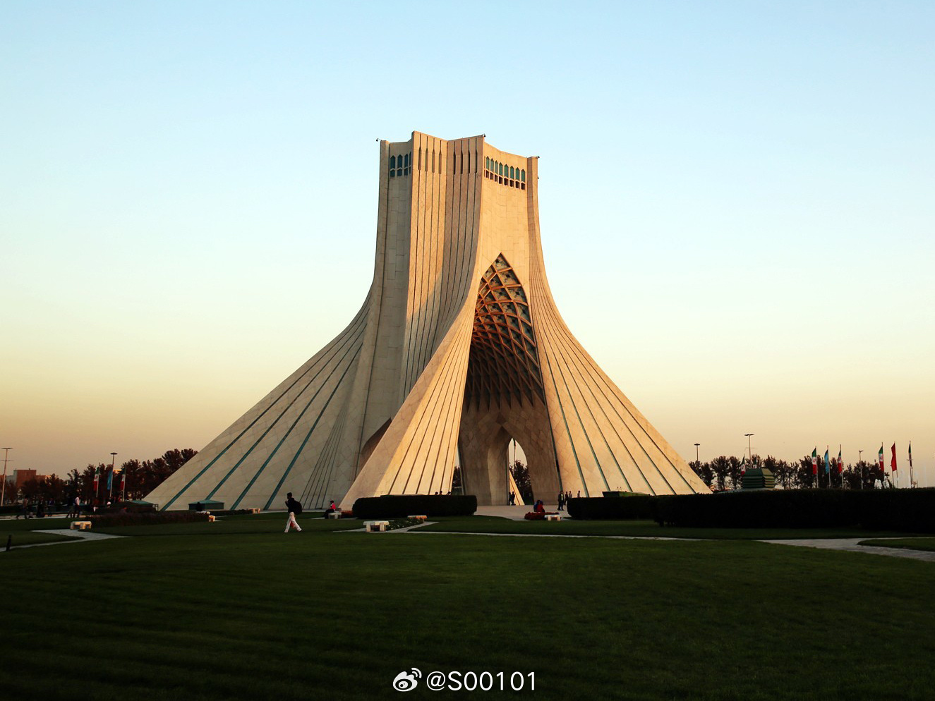 #伊朗德黑兰自由塔点亮五星红旗#这座高45米的伊朗国家地标见证了无数历史时刻，今夜它为中国而亮！

当地时间10月1日晚，伊朗首都德黑兰地标自由塔（阿扎迪塔）点亮五星红旗，以璀璨灯光庆祝中华人民共和国成立77周年。驻伊朗大使丛培武与德黑兰市政府官员共同出席亮灯仪式。

中伊建交55年，两国友谊 ​