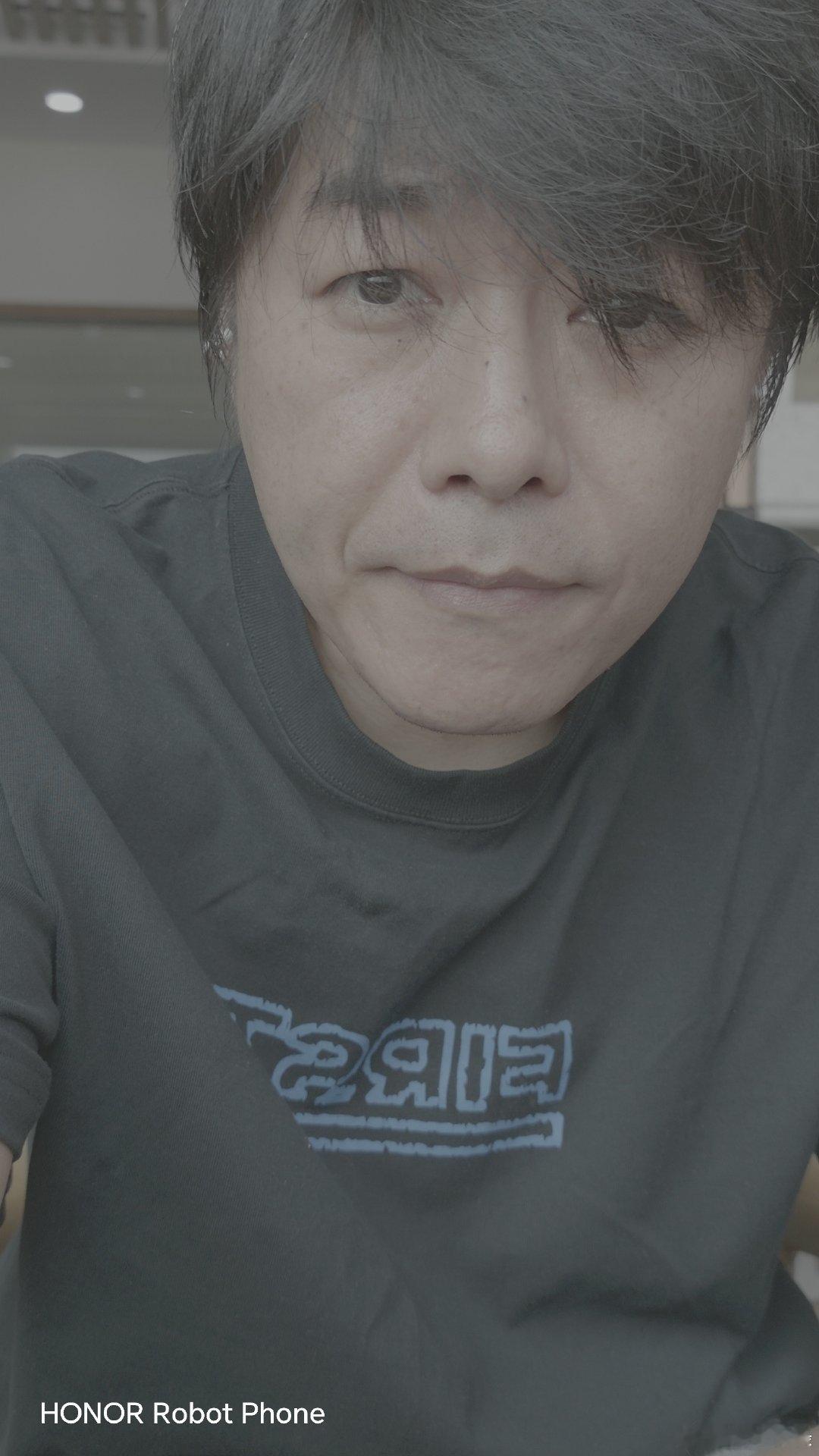 荣耀Robot Phone邪修玩法，拿ARRI Looks跟灰片自拍，别有一番风味。

这里小小吐槽一下，如此装X神机为啥就能没有一个足以装X的水印呢。

建议赶紧整一个。 ​